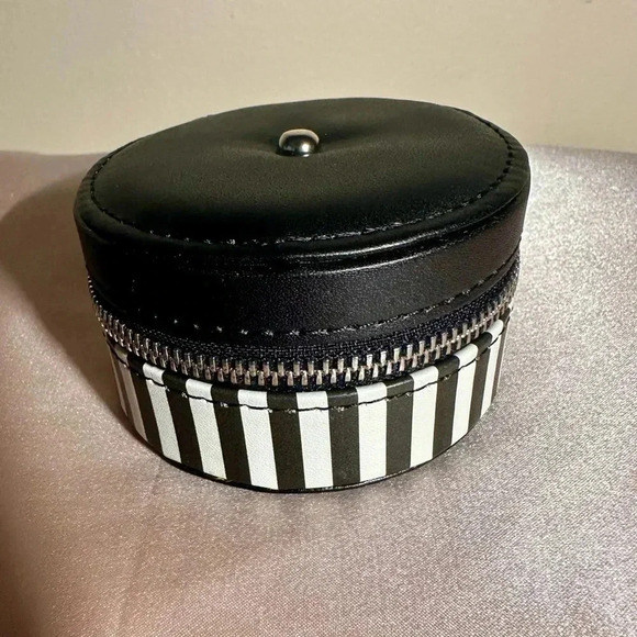 WHBM Silver & Rhinestone Earrings & Necklace Set With Gift Box - Picture 3 of 7